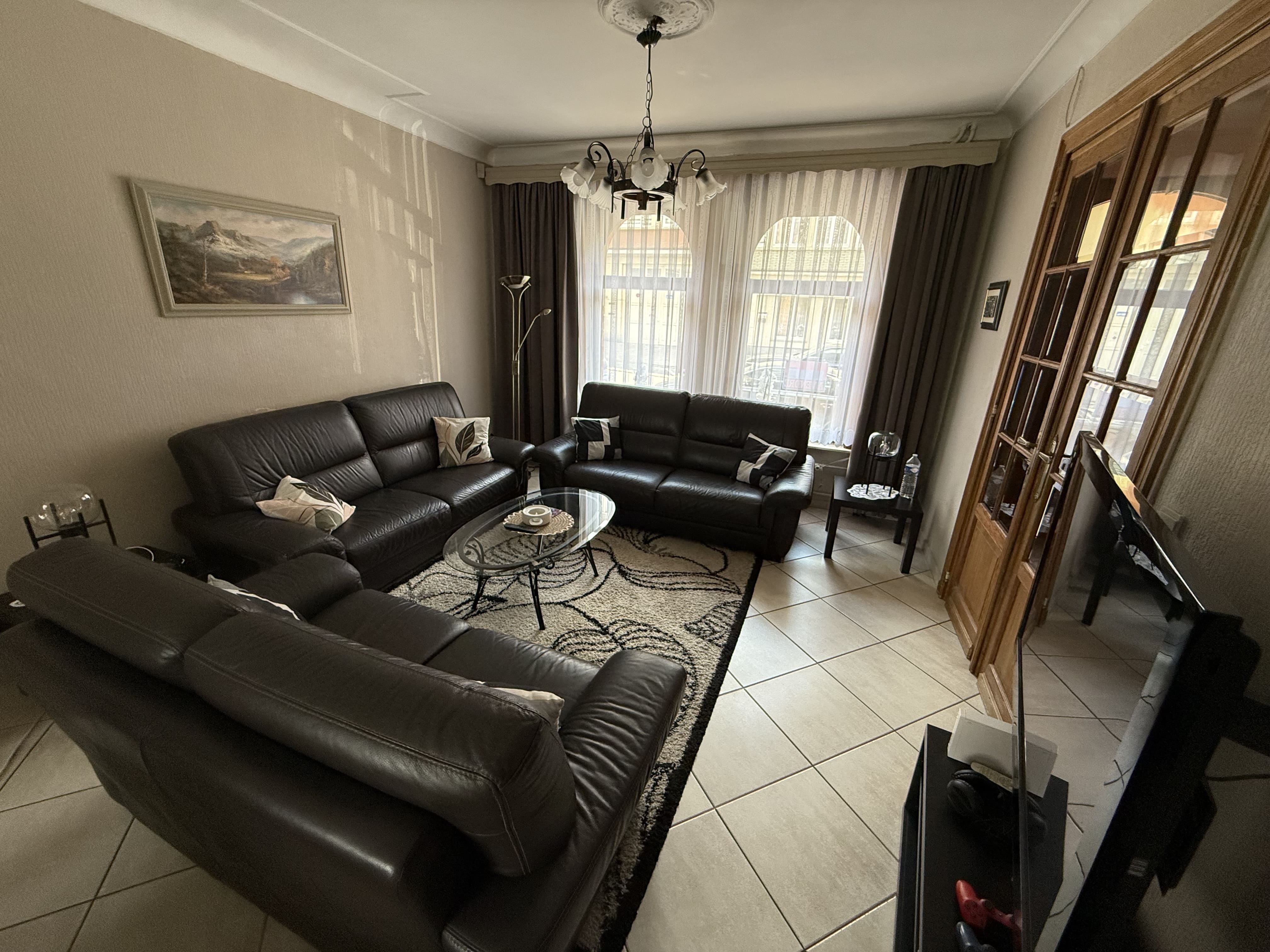 Salon spacieux avec lumière naturelle - Maison familiale Schaerbeek Voltaire à vendre